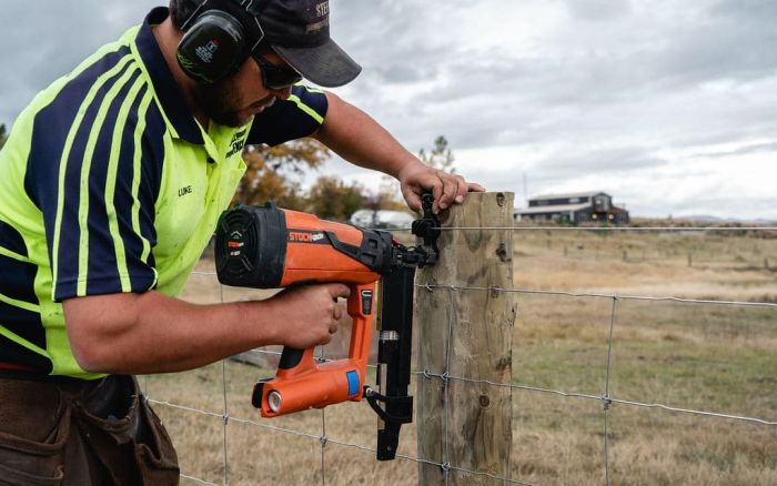 Battery powered fence stapler top