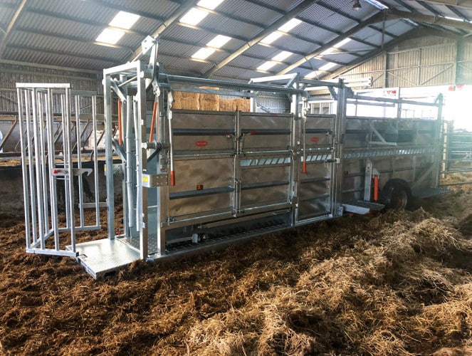 Ritchie Mobile Cattle Crate with Manual Yoke